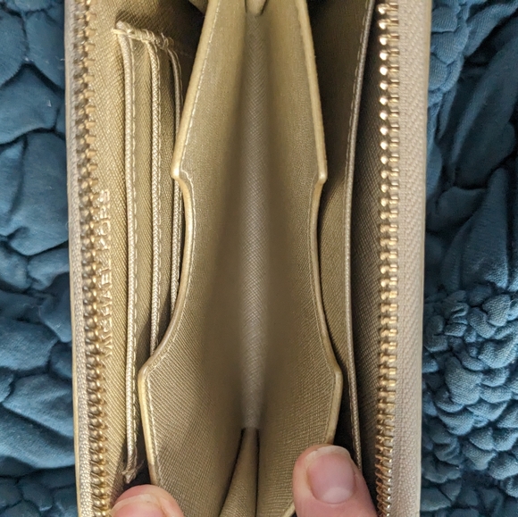 Michael Kors Jet Set Travel Continental Pale Gold Mirror Zip Around Wallet/Wrist - Picture 5 of 9